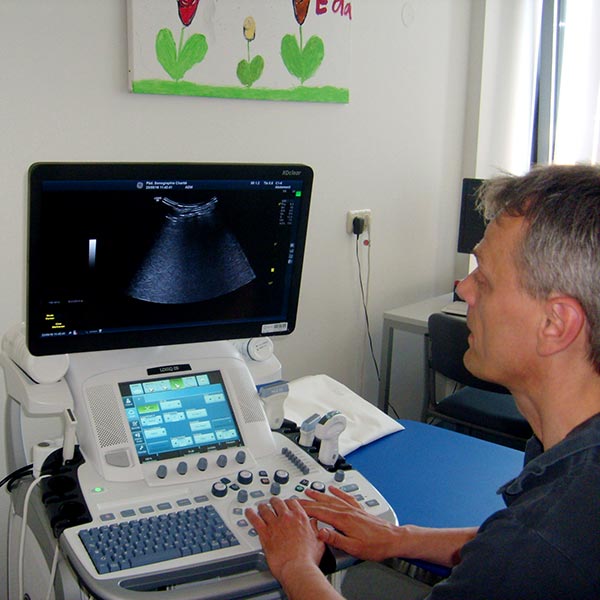 Dr. Schulz am neuen Ultraschallgerät